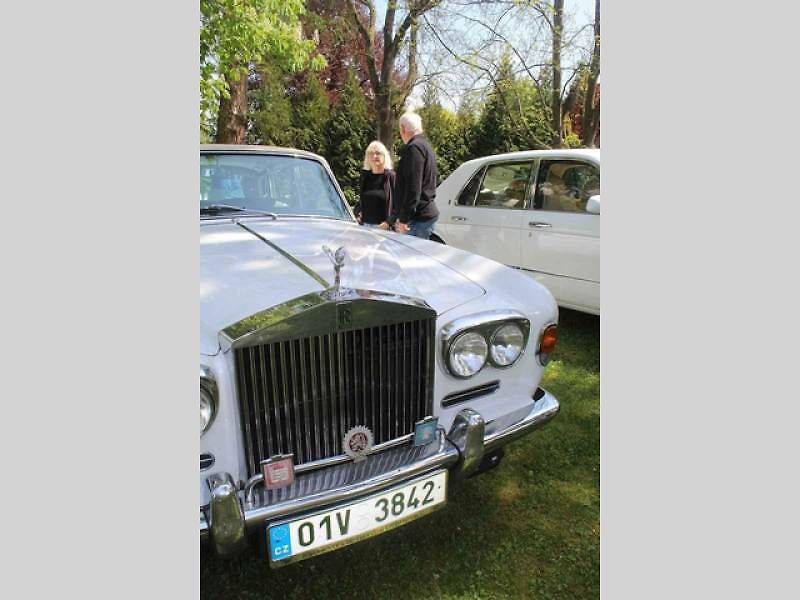 Luxusní vozy se v sobotu 4. května sjely na zámek do Lnář. Převládala auta značky Rolls-Royce.