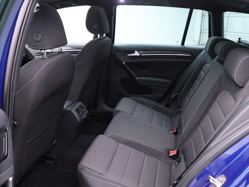 Volkswagen Golf 2,0 TSI R 228kW 4M DSG Virtual - fotka 16 z 40