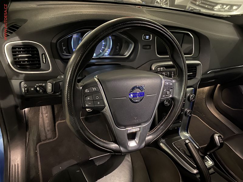 Volvo V40 (2015) 2.0 D2, 1.maj, R-design, navi - fotka 12 z 18