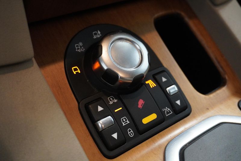 Land Rover Discovery DISCOVERY 4  3,0D SDV6 HSE 4WD - fotka 17 z 34