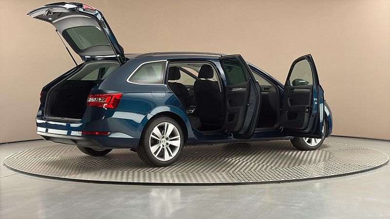 Škoda Superb 2.0 TDI DSG Ambition Combi - fotka 6 z 26
