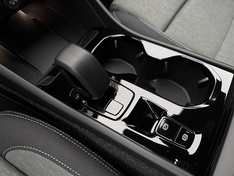 Volvo XC40 (2026) B3 AUT DARK PLUS - fotka 19 z 24