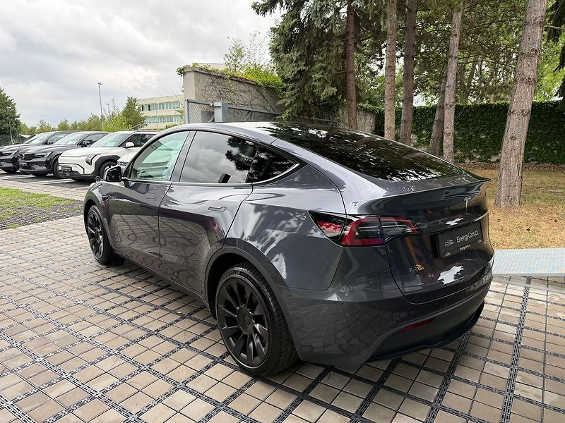 Tesla Model Y Long Range AWD 20´ - fotka 4 z 40