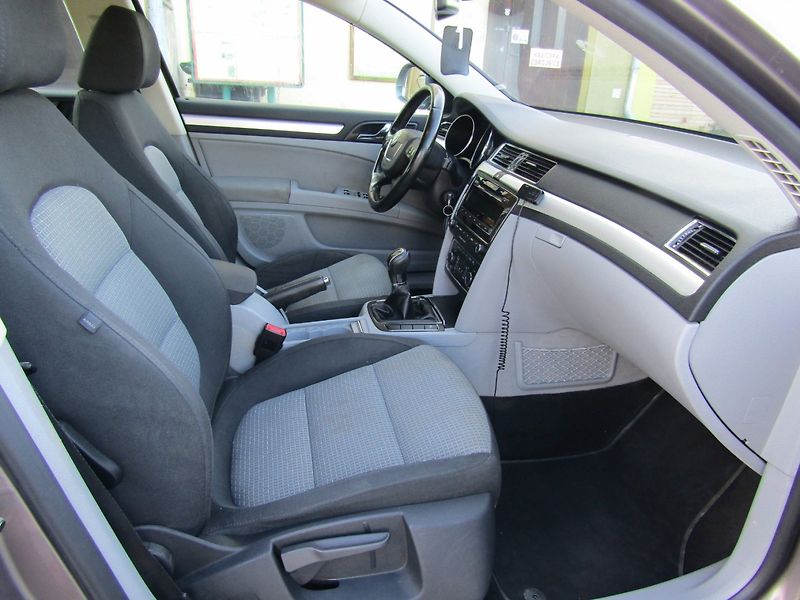 Škoda Superb (2011) 1.6 TDI 77kW ZIMNÍ PNEU - fotka 22 z 32