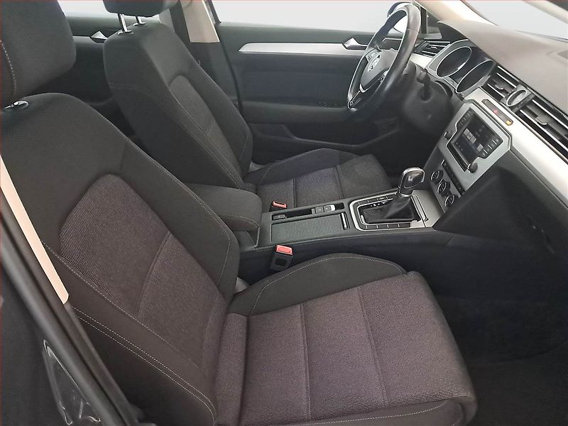 Volkswagen Passat (2015) 2.0 TDI, Automat, Navi - fotka 9 z 17