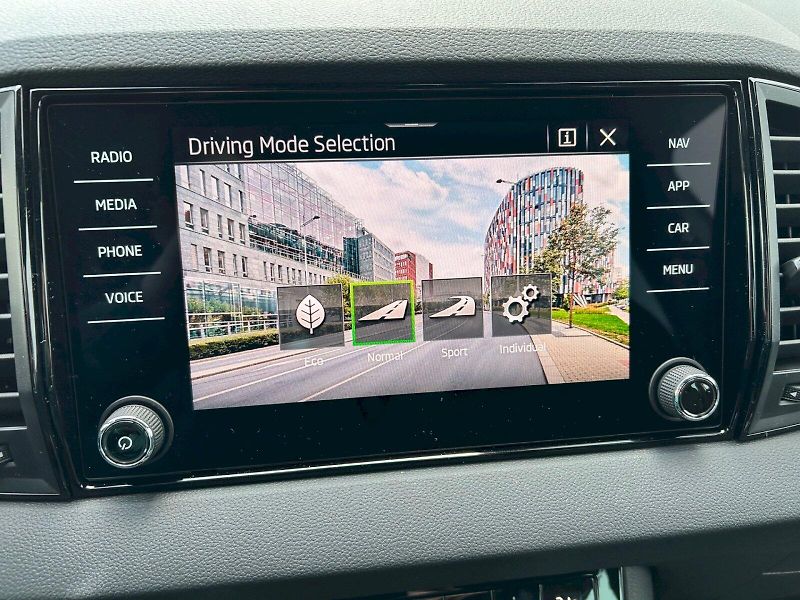 Škoda Karoq (2025) Sportline 2.0 TDI 110 kW DSG - fotka 25 z 35