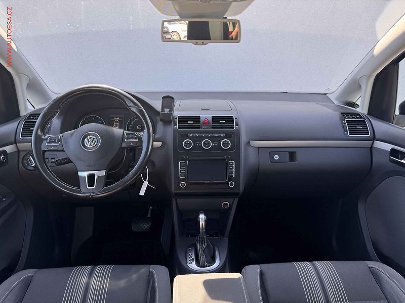 Volkswagen Touran (2012) 1.6TDi, DSG, parnor, navi - fotka 8 z 17