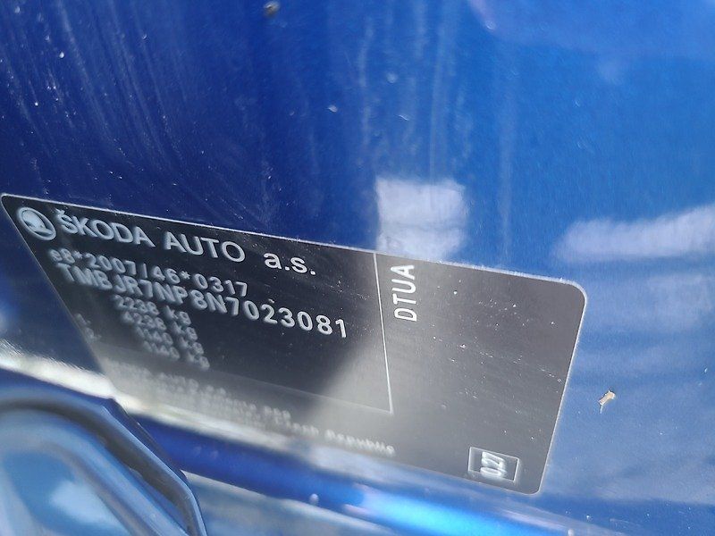 Škoda Superb Combi 2.0 TDI DSG - fotka 6 z 69
