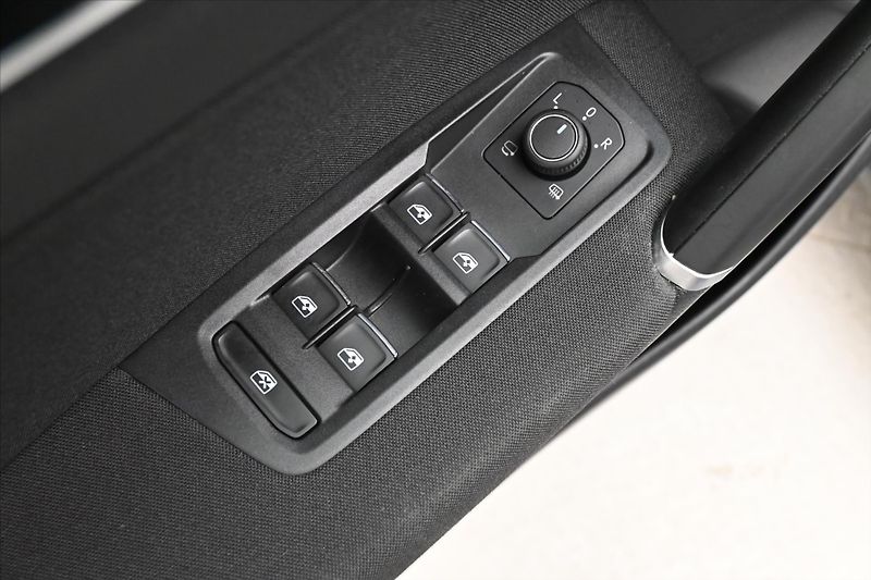 Volkswagen Touran 2,0 TDI 110 KW DSG 7 MÍST Záru - fotka 26 z 34