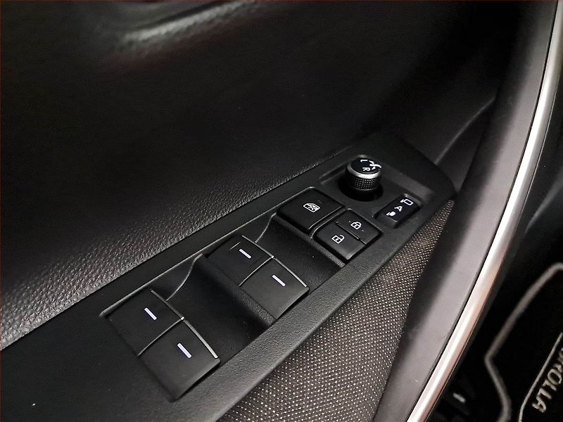 Toyota Corolla (2024) 1.8 Hybrid - fotka 19 z 23