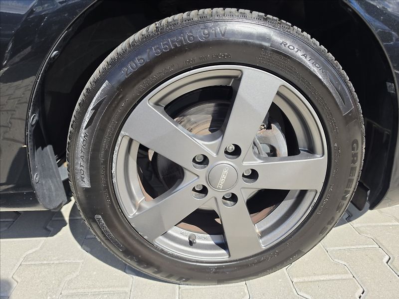 Toyota Auris 1,6 97 KW Automat kamera navi - fotka 36 z 44