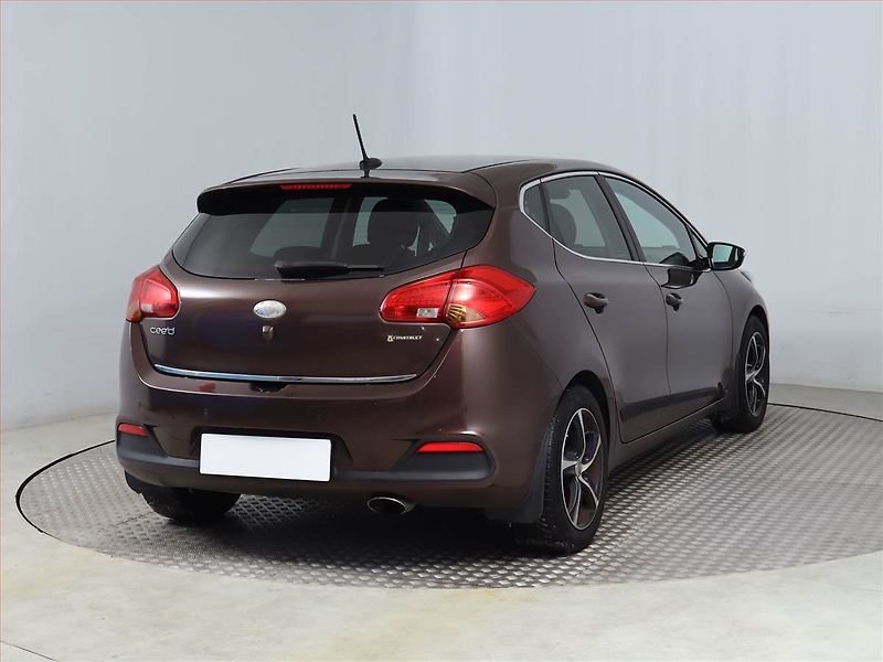 Kia Ceed (2012) 1.6 CRDi, Serv.kniha, Tempomat - fotka 5 z 17