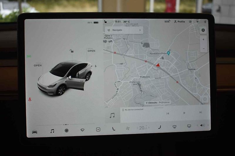 Jedna z prvních Tesel Model Y v showroomu v Čestlicích
