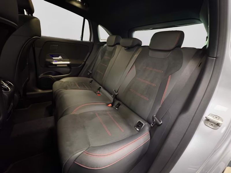 Mercedes-Benz GLA 180 AMG Kamera Keyless Ambient - fotka 12 z 16