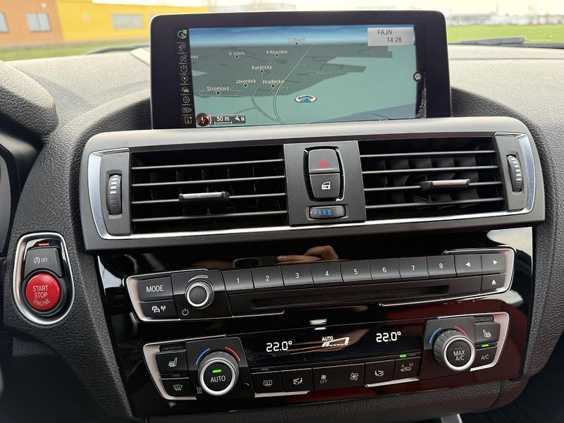 BMW Řada 1 M135i xDRIVE NAVI H/K LED KŮŽE - fotka 22 z 43