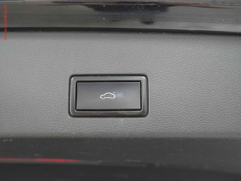 Volkswagen Golf (2020) 2.0 TDi, ČR, Life - fotka 22 z 23
