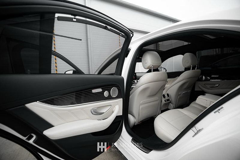 Mercedes-Benz Třídy E (2022) AMG E63 S 4MATIC 450kW - fotka 32 z 56