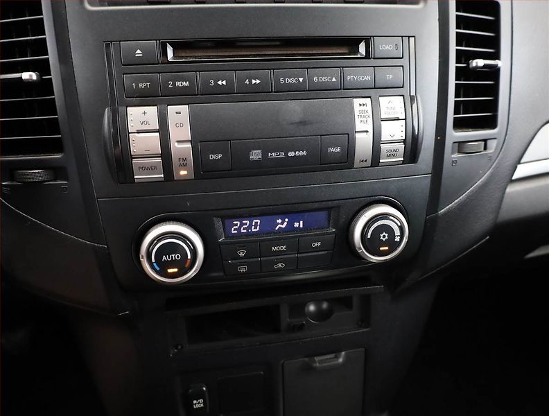 Mitsubishi Pajero (2010) 3.2 DI-D, 4X4, 7 míst - fotka 9 z 16