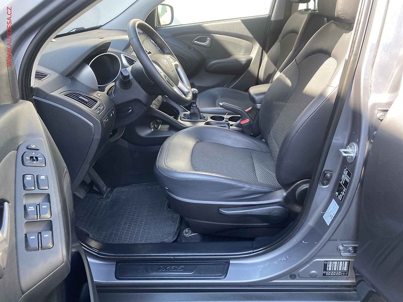 Hyundai ix35 (2013) 1.6 GDi 2WD, AC, park.čidla - fotka 9 z 16