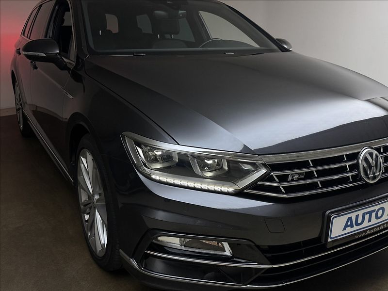 Volkswagen Passat 2,0 R-LINE DSG 4X4 VC DCC PANO - fotka 39 z 41