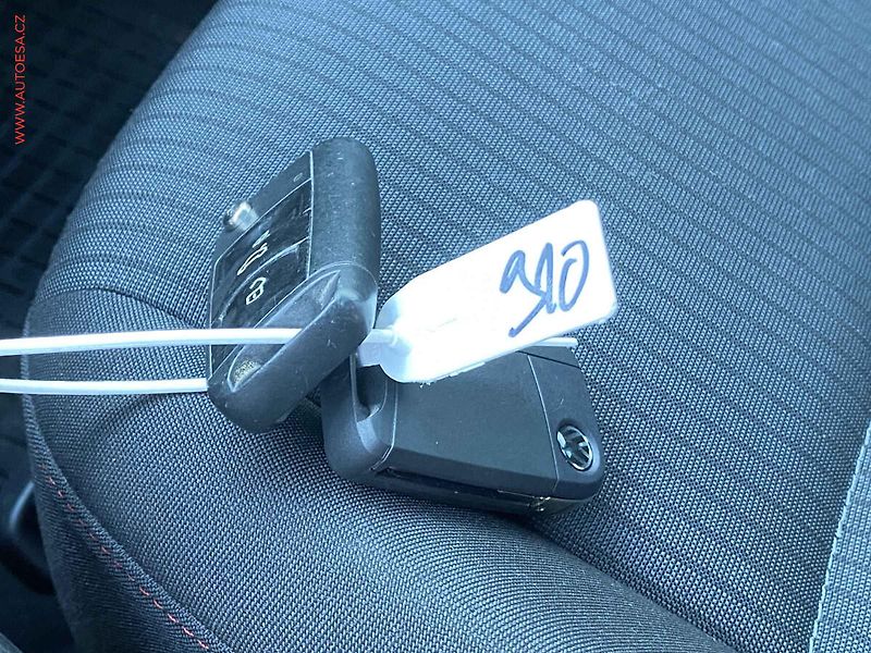 Volkswagen Golf (2019) 1.6TDi, Navi, LED - fotka 18 z 18