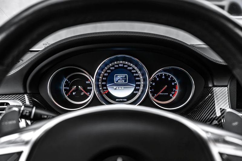 Mercedes-Benz CLS 63 AMG 4M, Designo Carbon H&K - fotka 27 z 28
