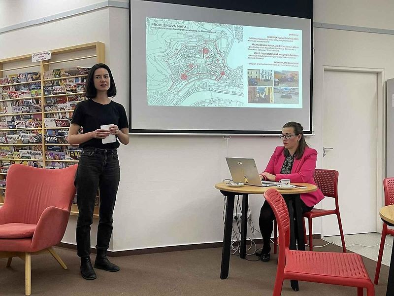 Tzv. AutoMatky, Adélu Doušovou, Barboru Tůmovou a Karolínu Koubovou, dlouhodobě trápí nedostatek bezpečnosti pro pěší v lokalitě Starého města, která je obytnou zónou. Řidiči například opakovaně překračují povolenou rychlost, jsou neohleduplní a parkují m