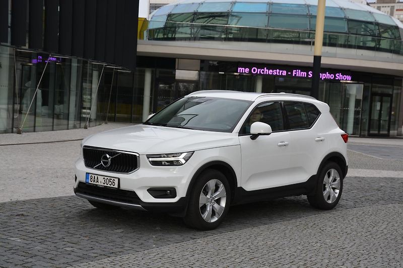Volvo XC40 (2020) 2,0 D3 DRIVE-E Momentum PRO Aw - fotka 3 z 45