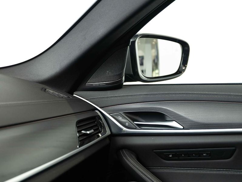 BMW Řada 5 M550i xDrive - fotka 18 z 23