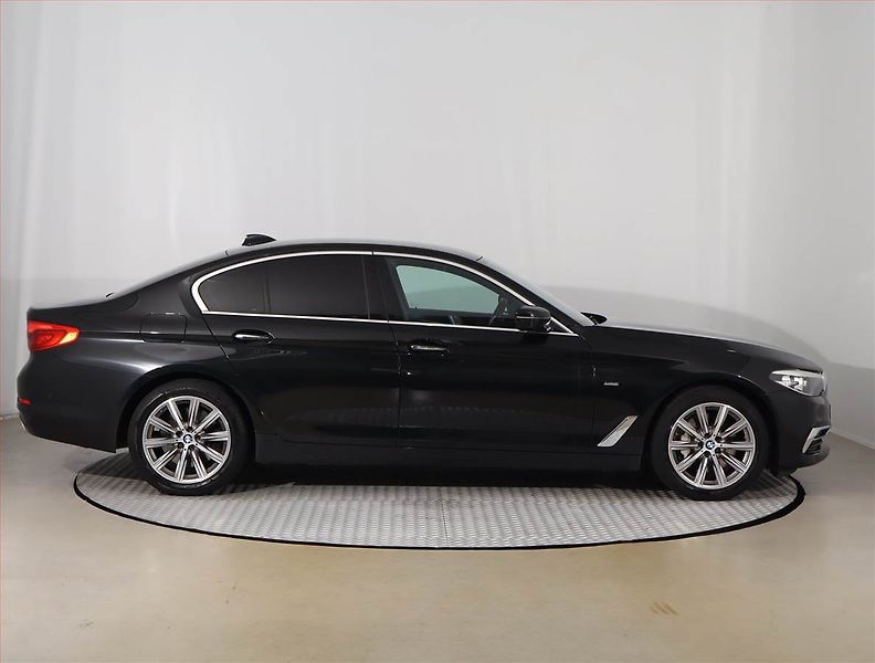 BMW Řada 5 (2017) 530d xDrive - fotka 6 z 27