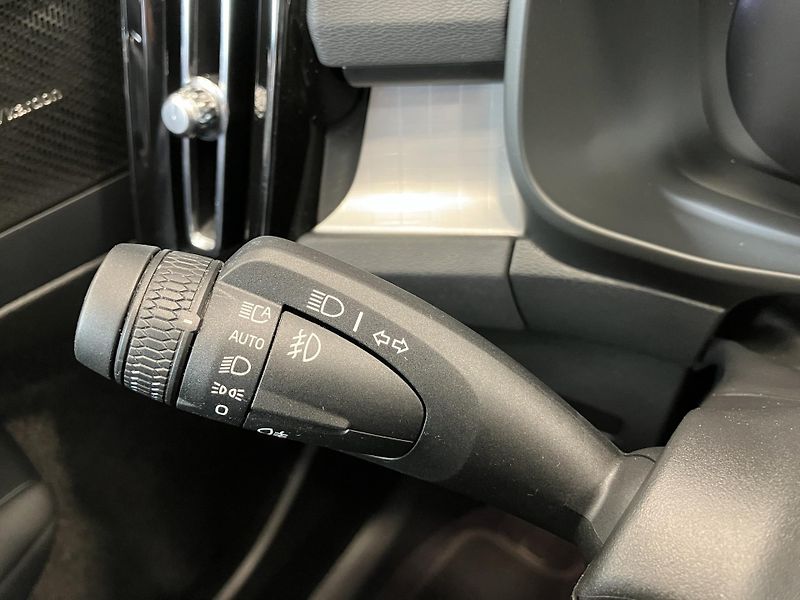Volvo XC40 B3 FWD Plus Dark AT7 - fotka 20 z 39
