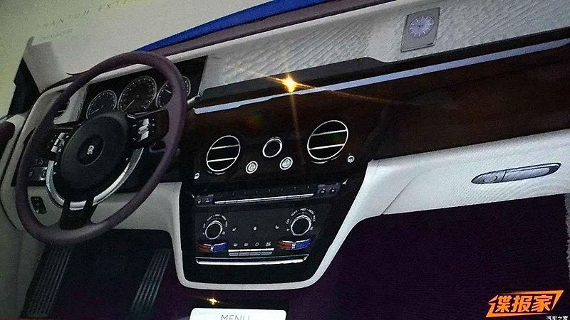 Uniklé fotografie nové generace Rolls-Royce Phantom.