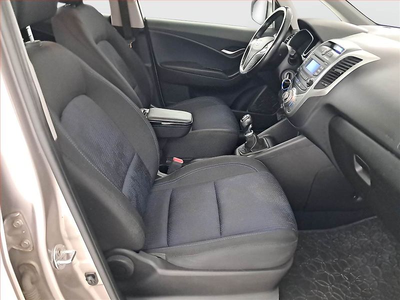 Hyundai ix20 (2016) 1.4 CVVT, ČR,1.maj - fotka 9 z 16