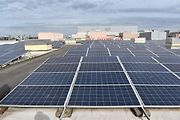 Čistou energii továrna získává i díky vlastní solární elektrárně na střechách budov