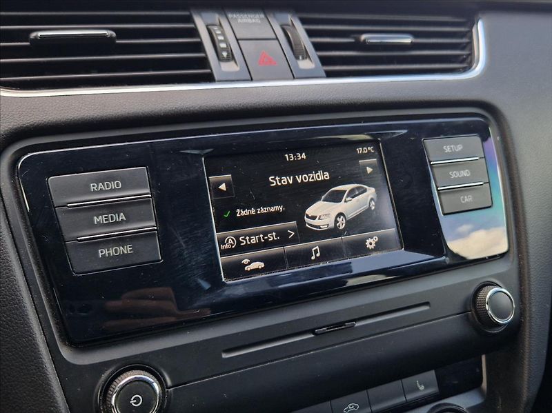 Škoda Octavia 1,6 TDI VÝHŘEV NEZ.TOPE XENONY - fotka 28 z 34