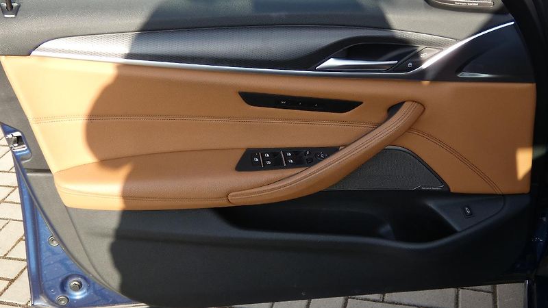 BMW Řada 5 M 550i xDrive - fotka 8 z 25