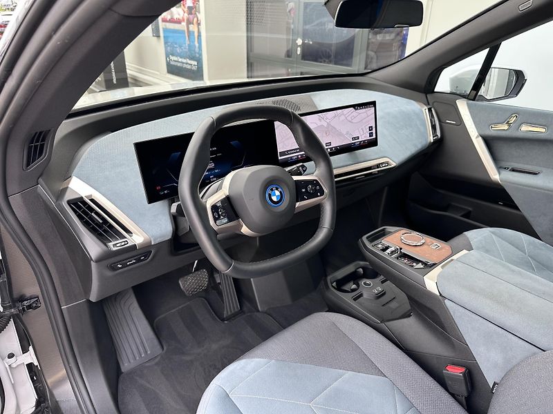BMW iX xDrive40 Sport Paket - fotka 13 z 33