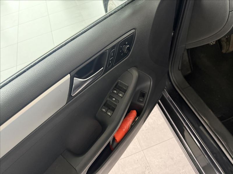 Volkswagen Jetta 1,2   1.MAJITEL, 77KW, SERVISK - fotka 7 z 18