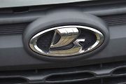 Na přídi bývalo jeden čas logo Chevrolet, teď je tam zpět Lada