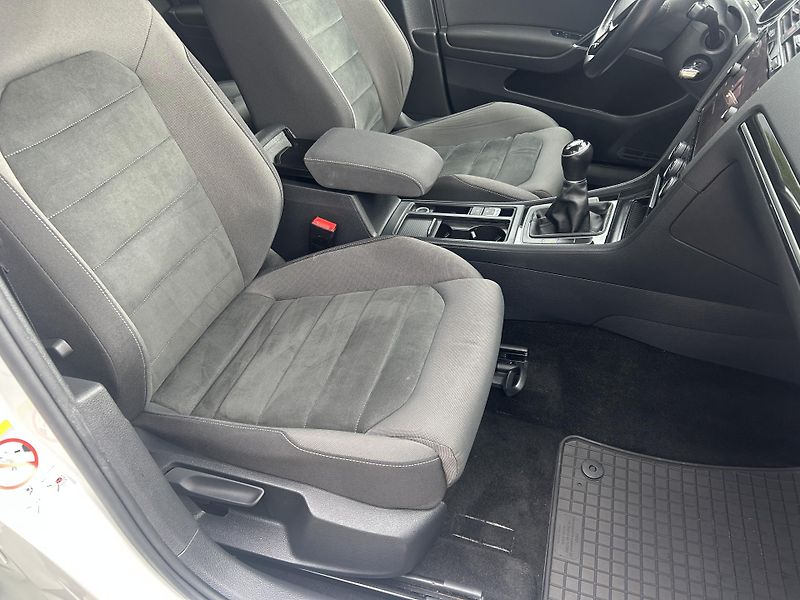Volkswagen Golf Variant 2,0TDi Highline NAVI LEDMATRIX - fotka 34 z 69