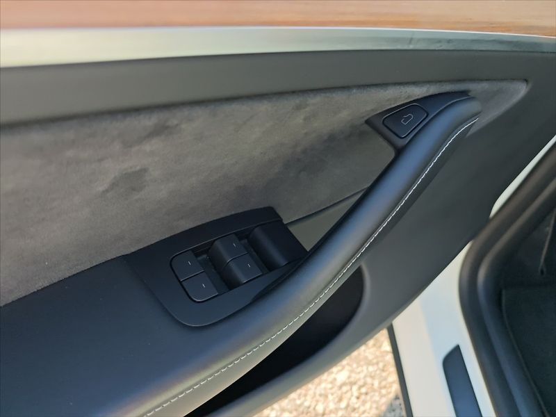 Tesla Model Y 0,0 Long Range AWD AT - fotka 10 z 12