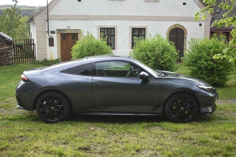 Na volných zatáčkovitých silnicích je Honda Prelude jako doma.