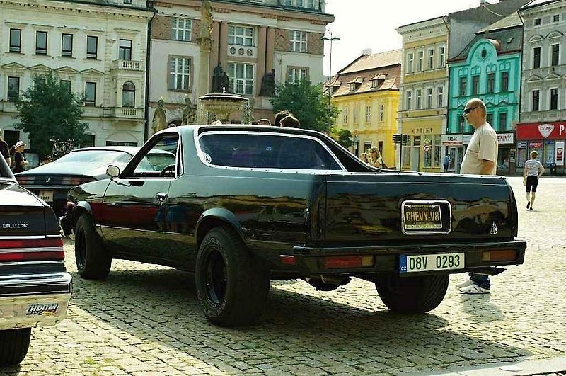 Sraz amerických vozů Chevrolet Camaro a Pontiac Firebird v Kolíně.