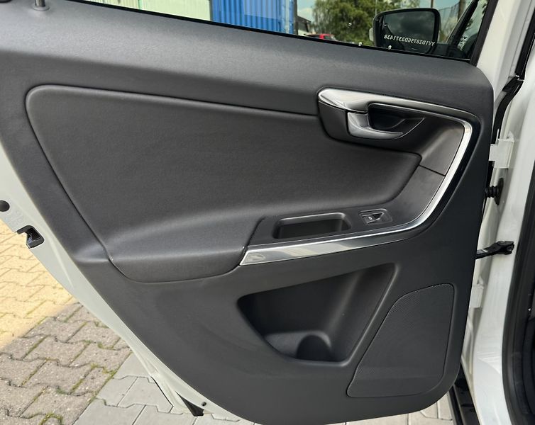 Volvo XC60 D4 AWD MOMENTUM - fotka 18 z 43