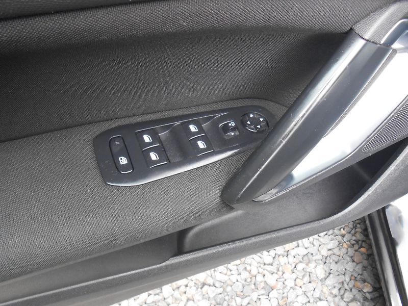 Peugeot 308 1.6HDi, KAMERA,NAVI,FULL LED! - fotka 26 z 40