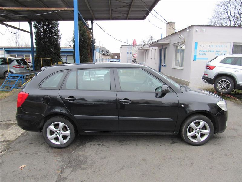 Škoda Fabia 1,4 16V 63kW Style Combi - fotka 8 z 26