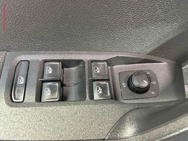Seat Arona (2017) 1.0 TSi, LED, AC - fotka 11 z 15