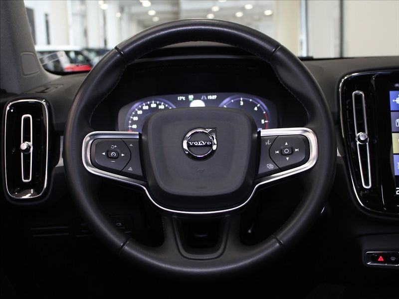 Volvo XC40 2,0 D4 AWD Mom.PRO Pilot Tažné - fotka 9 z 21