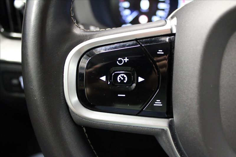 Volvo XC60 2,0 B4 AWD CZ PŮVOD - fotka 16 z 37