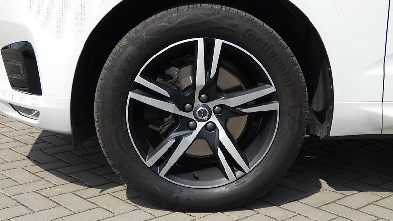 Volvo XC60 B4 AWD R Design - fotka 23 z 24